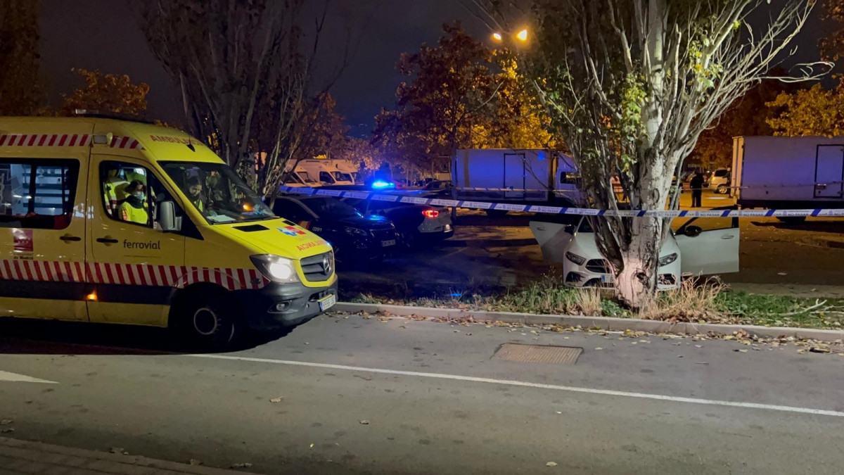 En estat molt crític un home després de rebre un tret al clatell dins d'un cotxe a Getafe