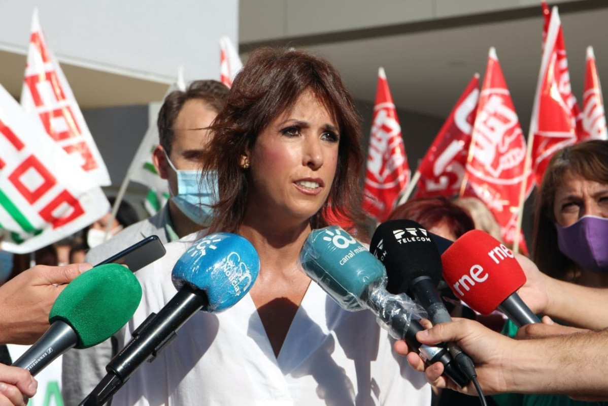 Arxiu - Martina Velarde atén els periodistes, en una foto d'arxiu