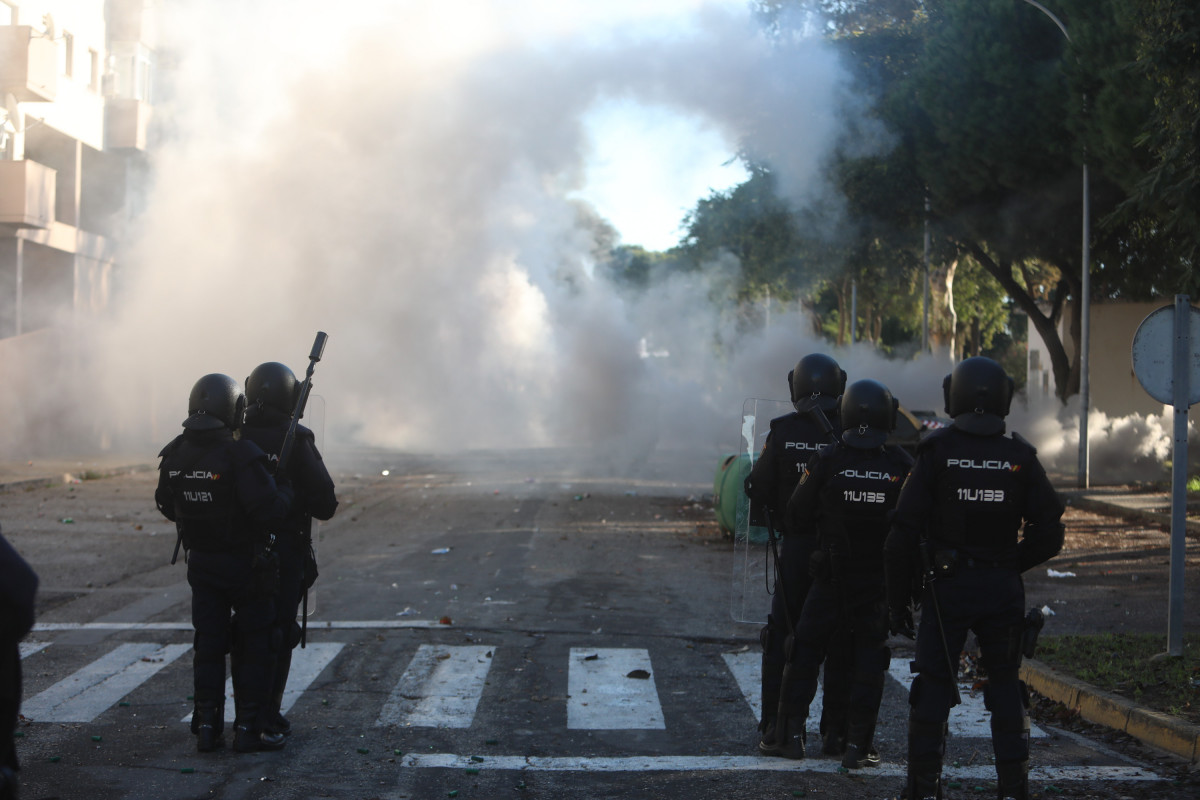 Policies carreguen amb els manifestants a la novena jornada de la vaga del metall.