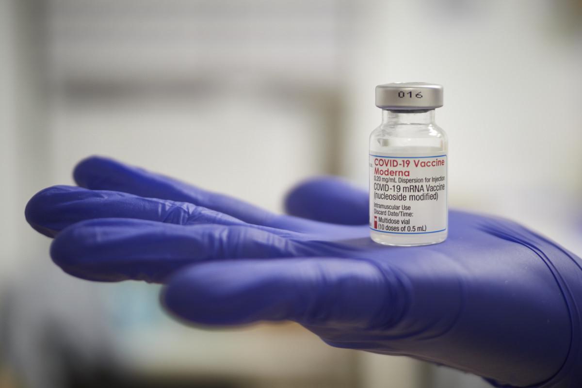 Arxiu - Una professional sanitària sosté un vial de la vacuna de Moderna contra la Covid-19.