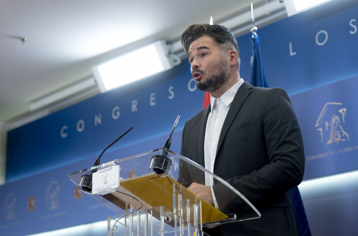 Archivo - El portavoz parlamentario de ERC, Gabriel Rufián, en una rueda de prensa en el Congreso