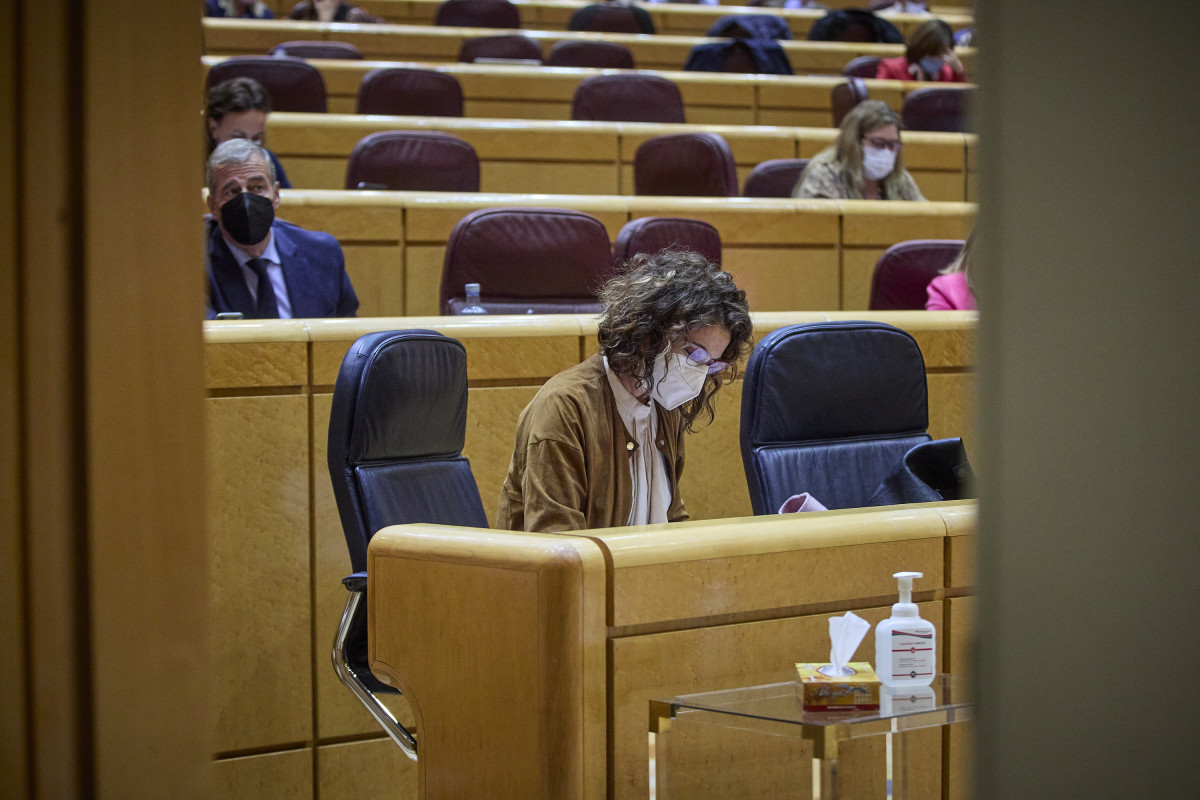 La ministra d'Hisenda, María Jesús Montero, en una sessió de control al Govern al Senat, el 16 de novembre del 2021, a Madrid (Espanya). Els grups parlamentaris qüestionen el Govern en aquest ple els seus plantejaments per a la renovació dels òrgans