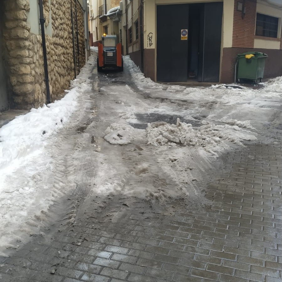 Arxiu - Màquines retiren neu dels carrers de Terol.