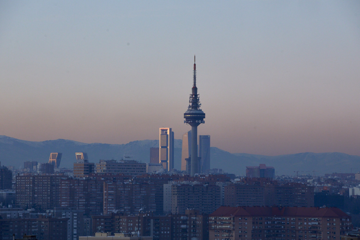 Arxiu - Capa de contaminació sobre la ciutat des del Turó de l'Oncle Pío a Madrid (Espanya), a 18 de gener de 2021. Madrid porta des d'ahir a l'escenari 1 del seu protocol anticontaminació i continuarà així mínim fins demà dimarts inclòs. Durant és