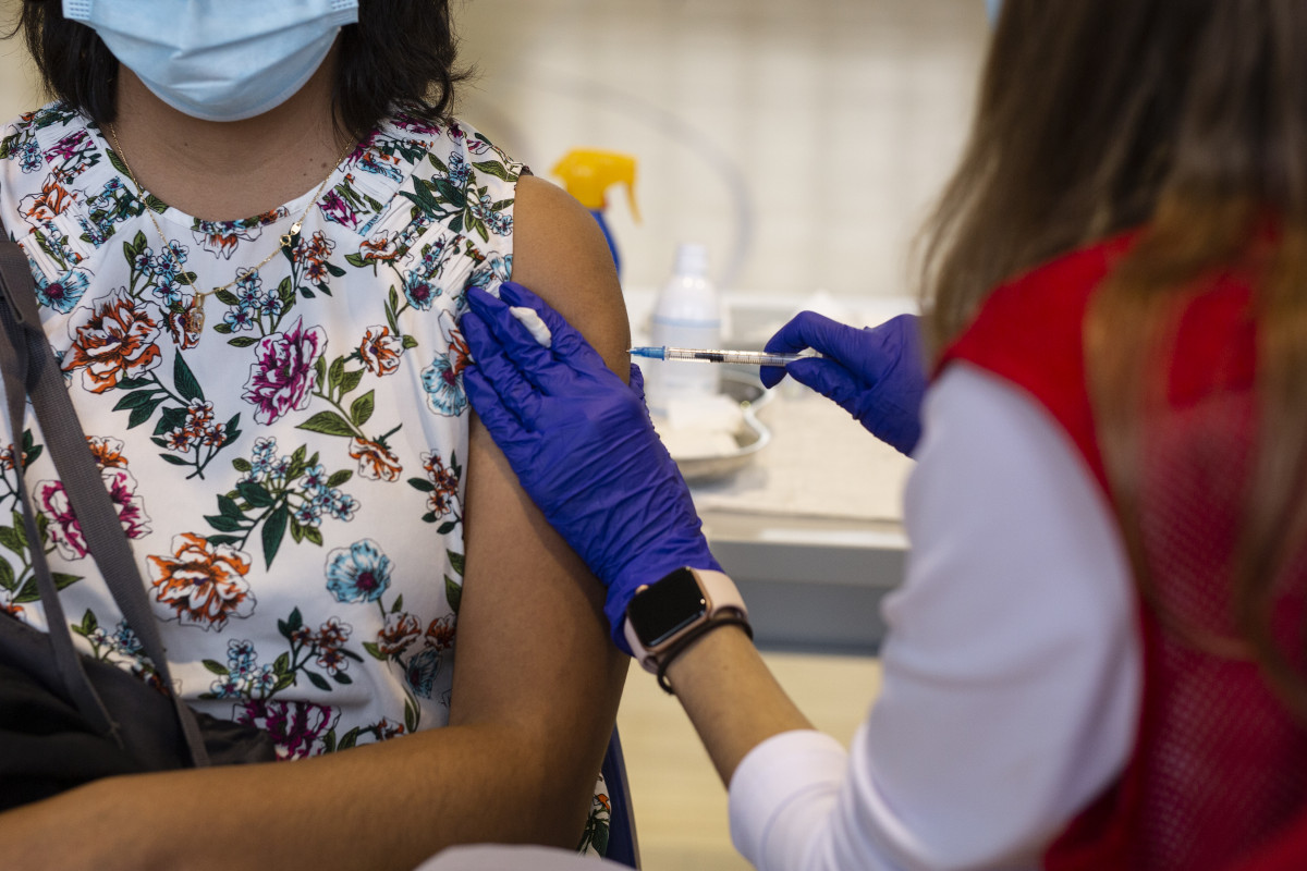 Arxiu - Una voluntària de Creu Roja administra una dosi de la vacuna contra el Covid-19