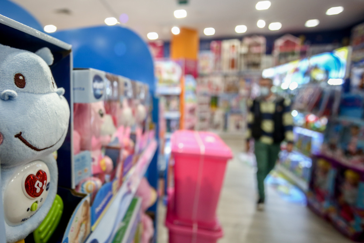 Un empleat camina per un passadís de la seva botiga de joguines de l'empresa Toy Planet, a 5 de novembre, a Pozuelo de Alarcón, Madrid, (Espanya). L'escassetat d'algunes marques alcohòliques a Espanya i els retards per les importacions de components i joguines
