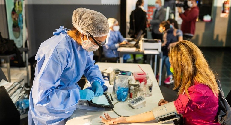 Una pacient realitzant una donació de sang a un hospital d'Argentina durant la pandèmia per COVID-19