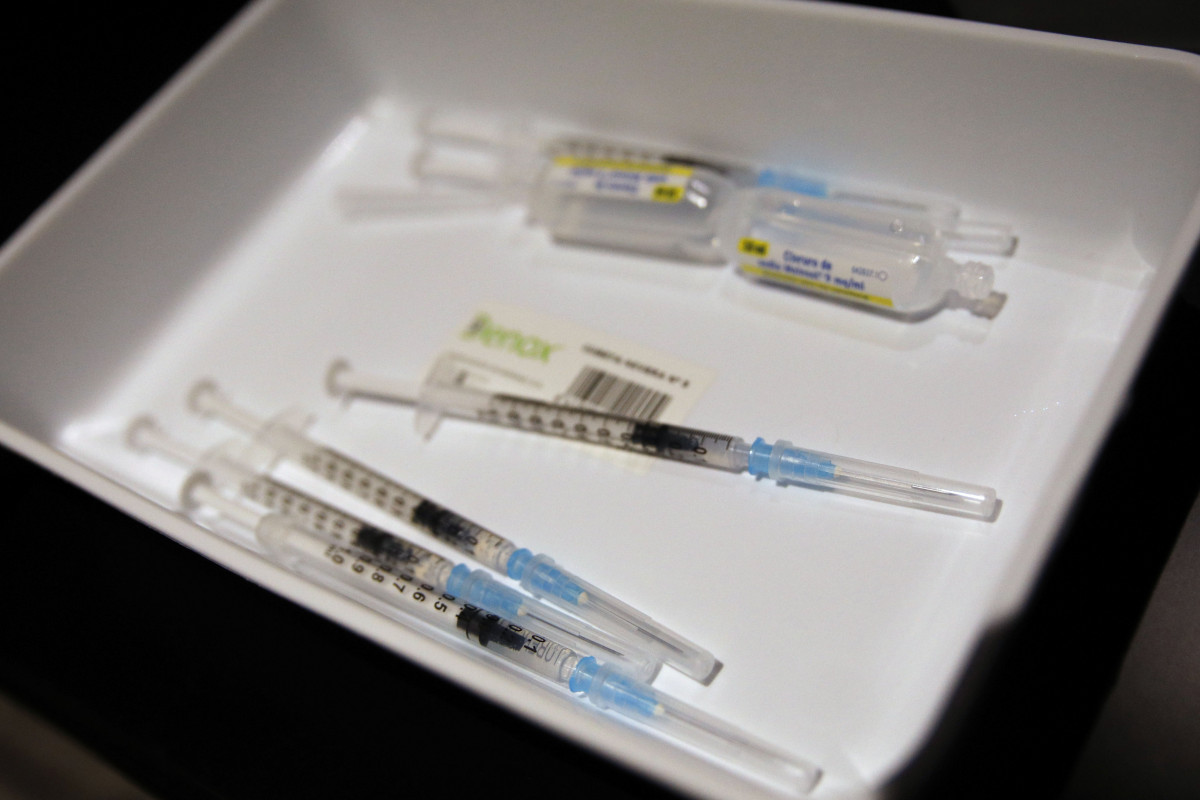 Arxiu - Xeringues i vials amb la vacuna de Pfizer contra el Covid-19, el 27 de maig de 2021, a la Sala Berlín de l'estadi Camp Nou, a Barcelona, Catalunya (Espanya). Aquest dijous ha obert al Camp Nou, estadi del FC Barcelona, un espai per ad