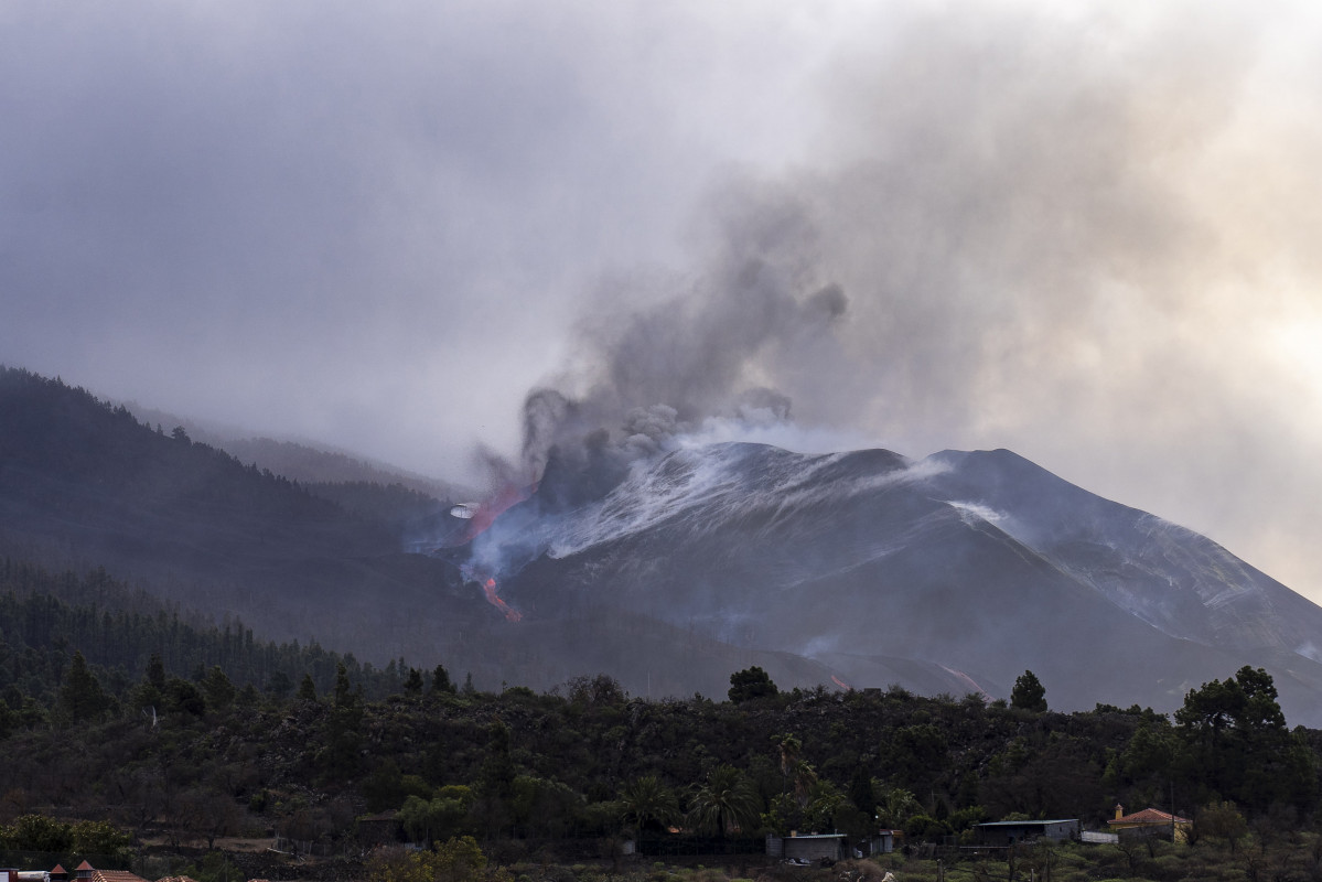 Obertura de nous centres d'emissió al nord-est del con principal del volcà de La Palma, a 29 de novembre de 2021, a les Planes d'Aridane, La Palma, Santa Creu de Tenerife, Canàries, (Espanya). L'activitat al focus efusiu localitzat al flanc