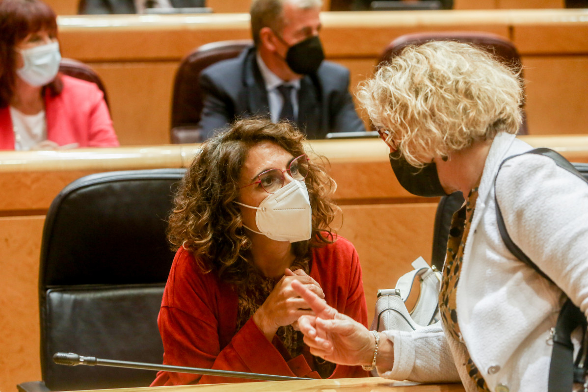 Archivo - La ministra de Hacienda, María Jesús Montero (i), mantiene una conversación con la senadora de ERC, Mireia Cortés (d), durante una sesión de control al Gobierno en el Senado, a 2 de noviembre de 2021, en Madrid, (España). Las medidas para frenar