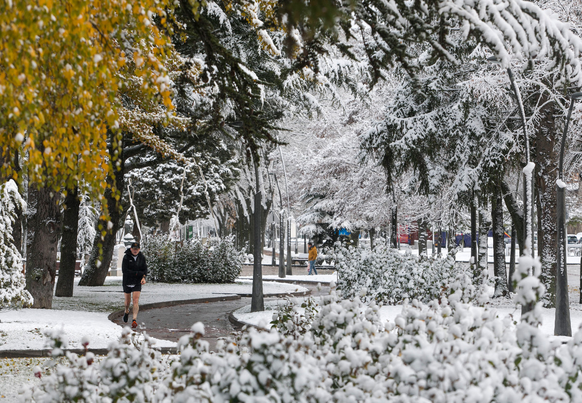 Un hombre sale a correr mientras nieva, a 28 de noviembre de 2021, en Burgos, Castilla y León (España). Un total de 31 provincias se encuentran bajo diferentes niveles de riesgo por nieve, lluvia, viento, fuerte oleaje, deshielo y temperaturas mínimas, se