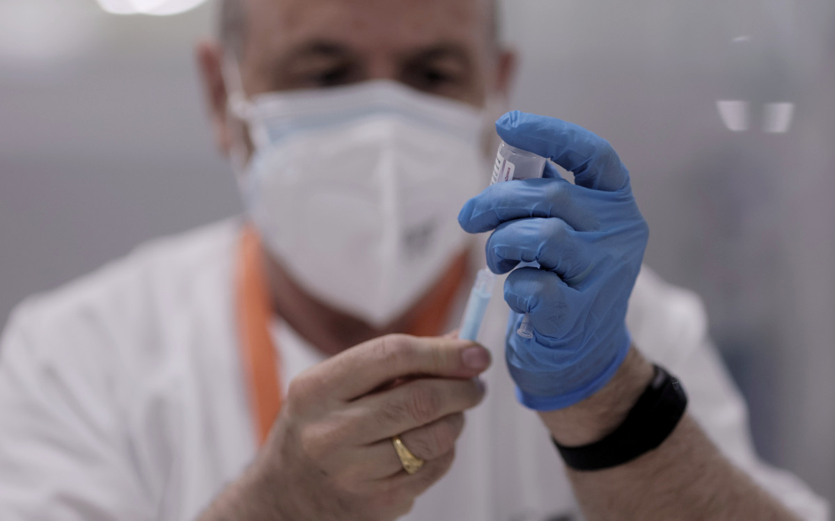 Arxiu - Un sanitari sosté una vacuna contra el Covid-19