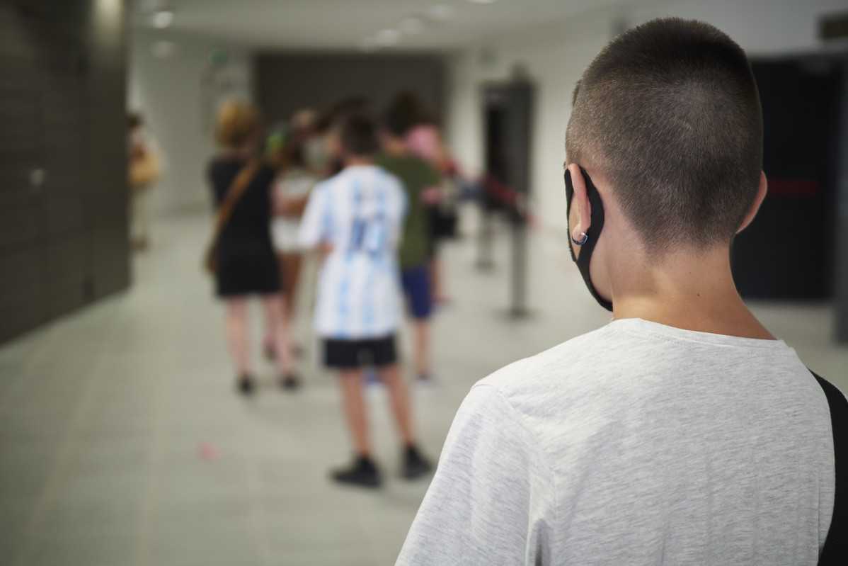 Arxiu - Un adolescent de 12 anys acudeix a rebre la primera dosi de la vacuna Pfizer al centre cultural Kulturgunea, a 11 d'agost de 2021, a Tafalla, Navarra, (Espanya).