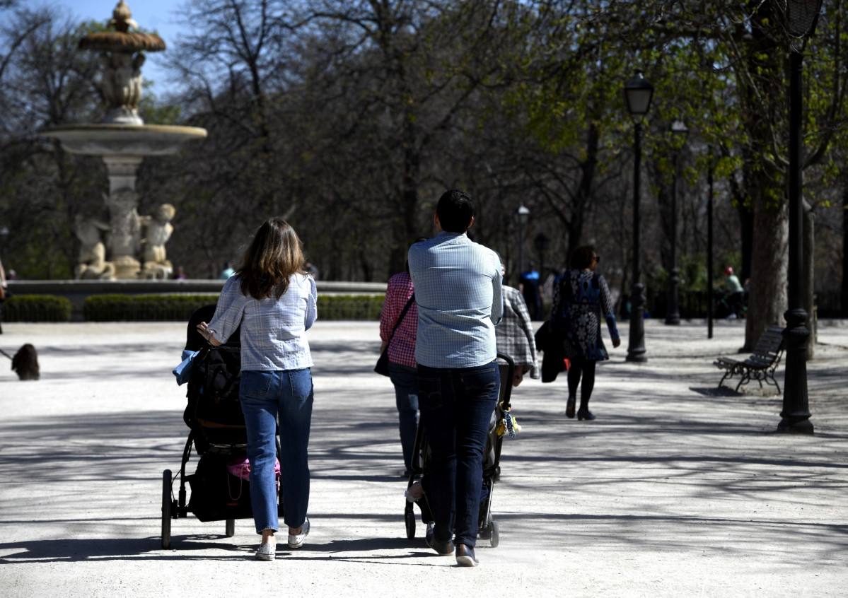 EuropaPress 2709422 pares passegen fills cadiretes beu parc retir primer dia col·legi risc