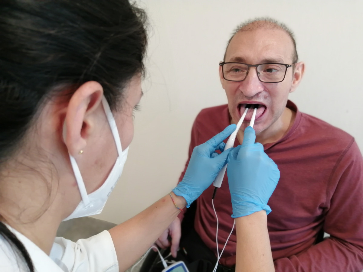 Vithas NeuroRHB crea un pla intensiu per a pacients postcovid amb disfàgia