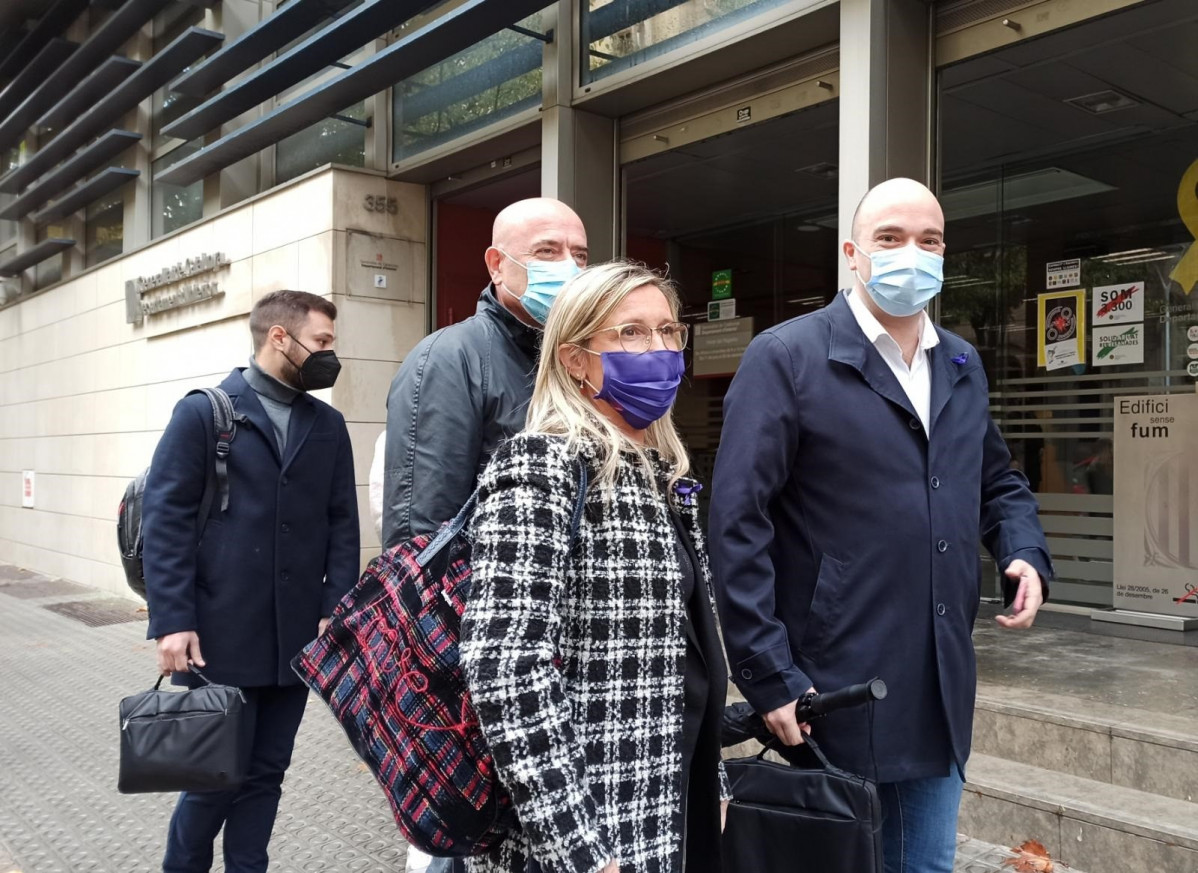 Els diputats del PSC al Parlament Raúl Moreno i Judith Alcalá a les portes de la Conselleria dInterior per revisar actes de Mossos sense tramitar.