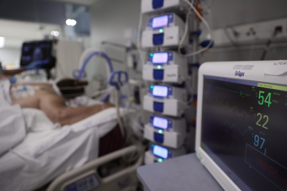 Constants vitals en una pantalla d'una pacient ingressada a l'UCI de l'Hospital Infermera Isabel Zendal, el 23 de novembre del 2021, a Madrid (Espanya). L'hospital està dedicat actualment exclusivament a la cura de malalts còvid.