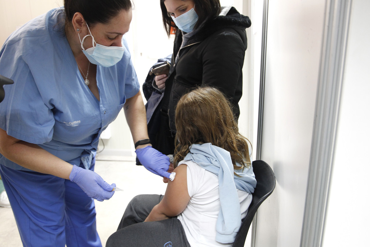 Una nena rep una dosi de la vacuna contra el Covid-19, a l'Hospital de Son Durea, el 15 de desembre de 2021, a Palma, Mallorca, Balears (Espanya). Avui comença a tot Espanya la vacunació contra el Covid-19 per a nens entre 5 i 11 anys. L'inte