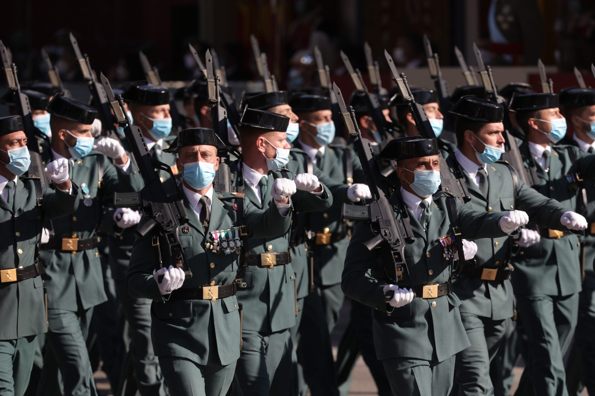 Agents de la Guàrdia Civil desfilen durant l'acte solemne d'homenatge a la bandera nacional i desfilada militar el Dia de la Hispanitat, el 12 d'octubre del 2021, a Madrid, (Espanya), en una imatge d'arxiu.