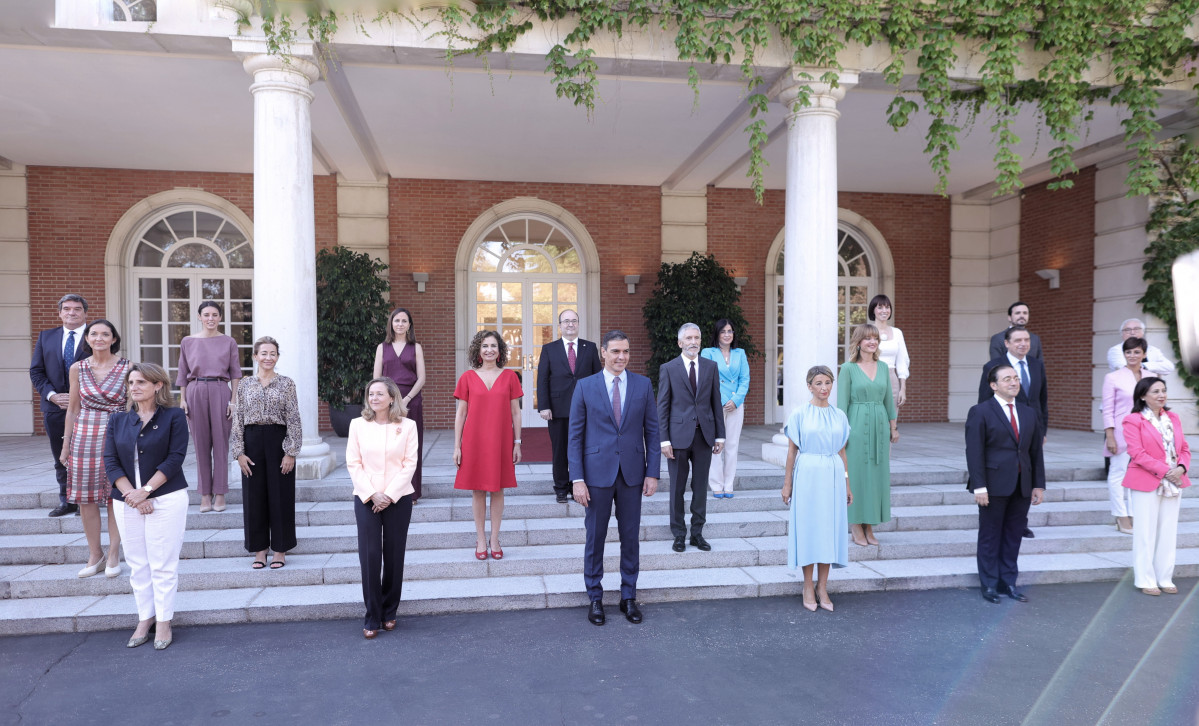 Arxiu - Foto de família de tots els ministres a l'escalinata del Palau de la Moncloa