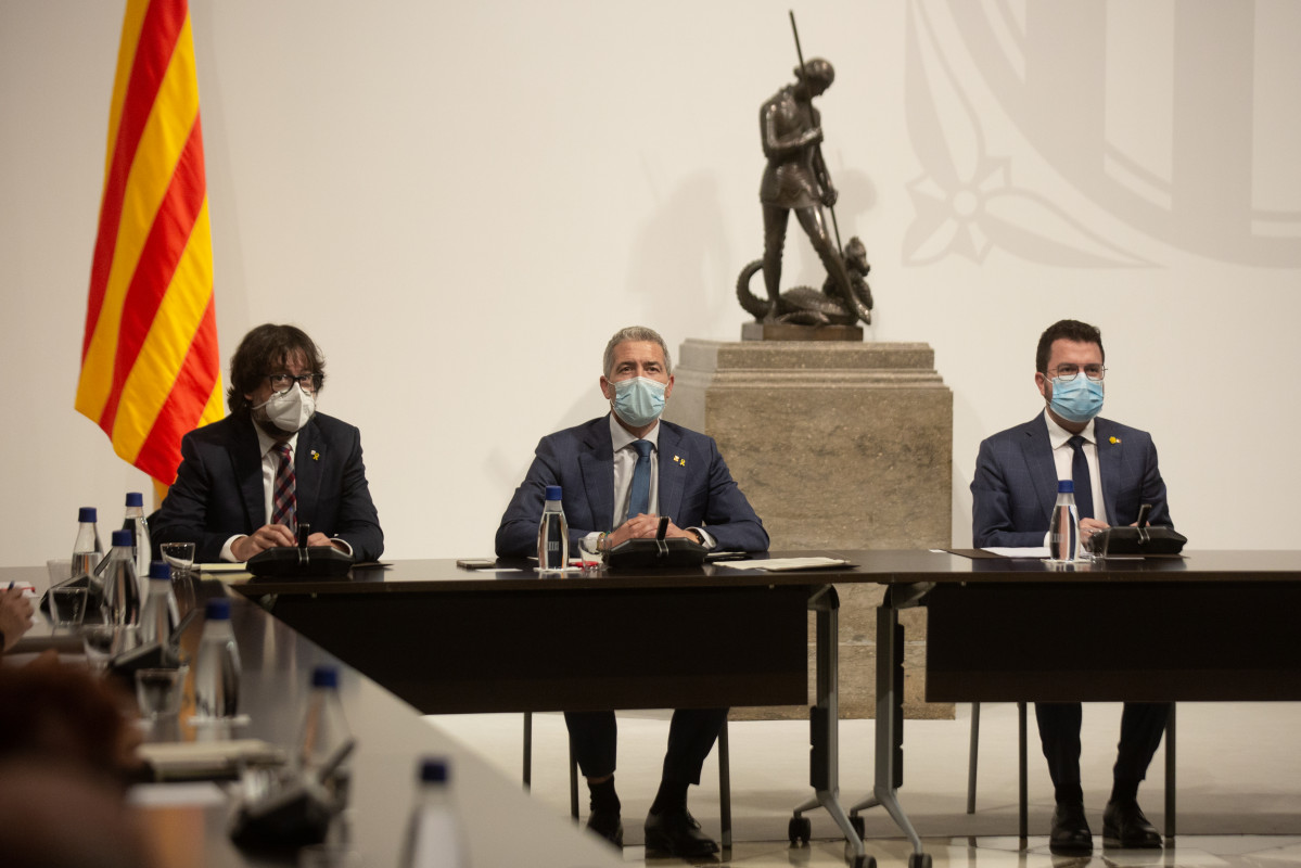 (I-D) El secretari general del Departament de la Vicepresidència, Ricard Font; el conseller d'Educació de la Generalitat, Josep Gonzàlez-Cambray, i el president de la Generalitat, Pere Aragonès, durant una cimera per la llengua catalana juntament amb difere