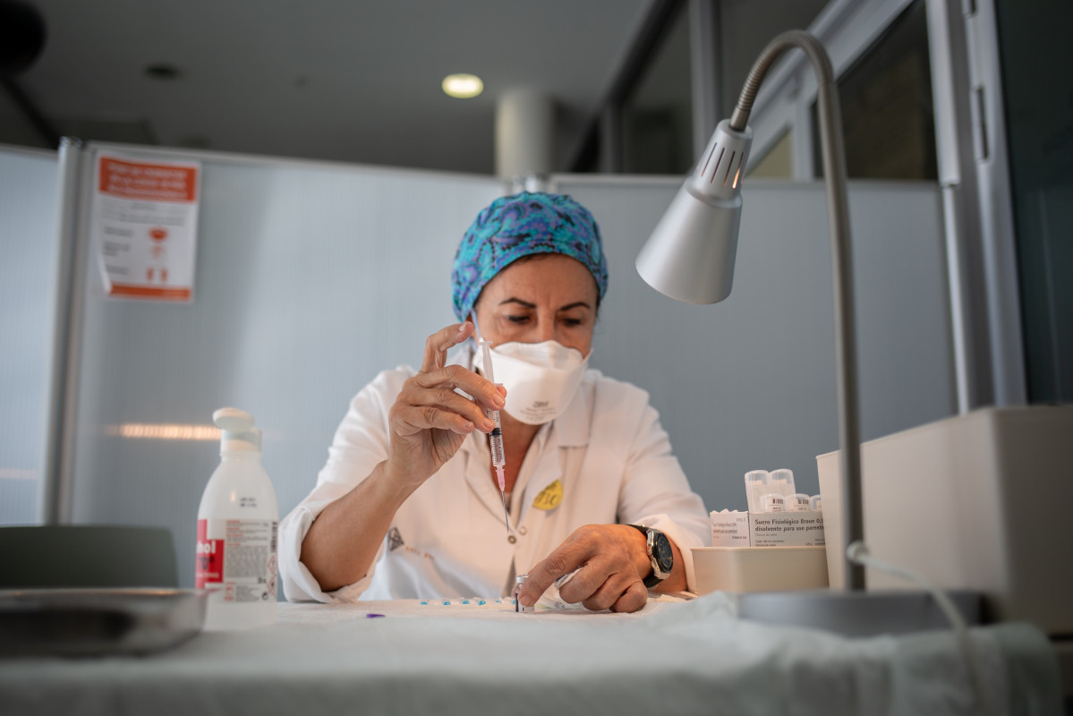 Archivo - Una enfermera prepara la vacuna Pfizer-BioNtech contra el COVID-19 en una imagen de archivo.