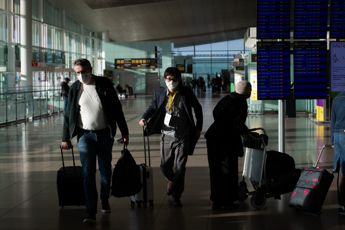 Archivo - Viajeros en el aeropuerto de Barcelona, en España
