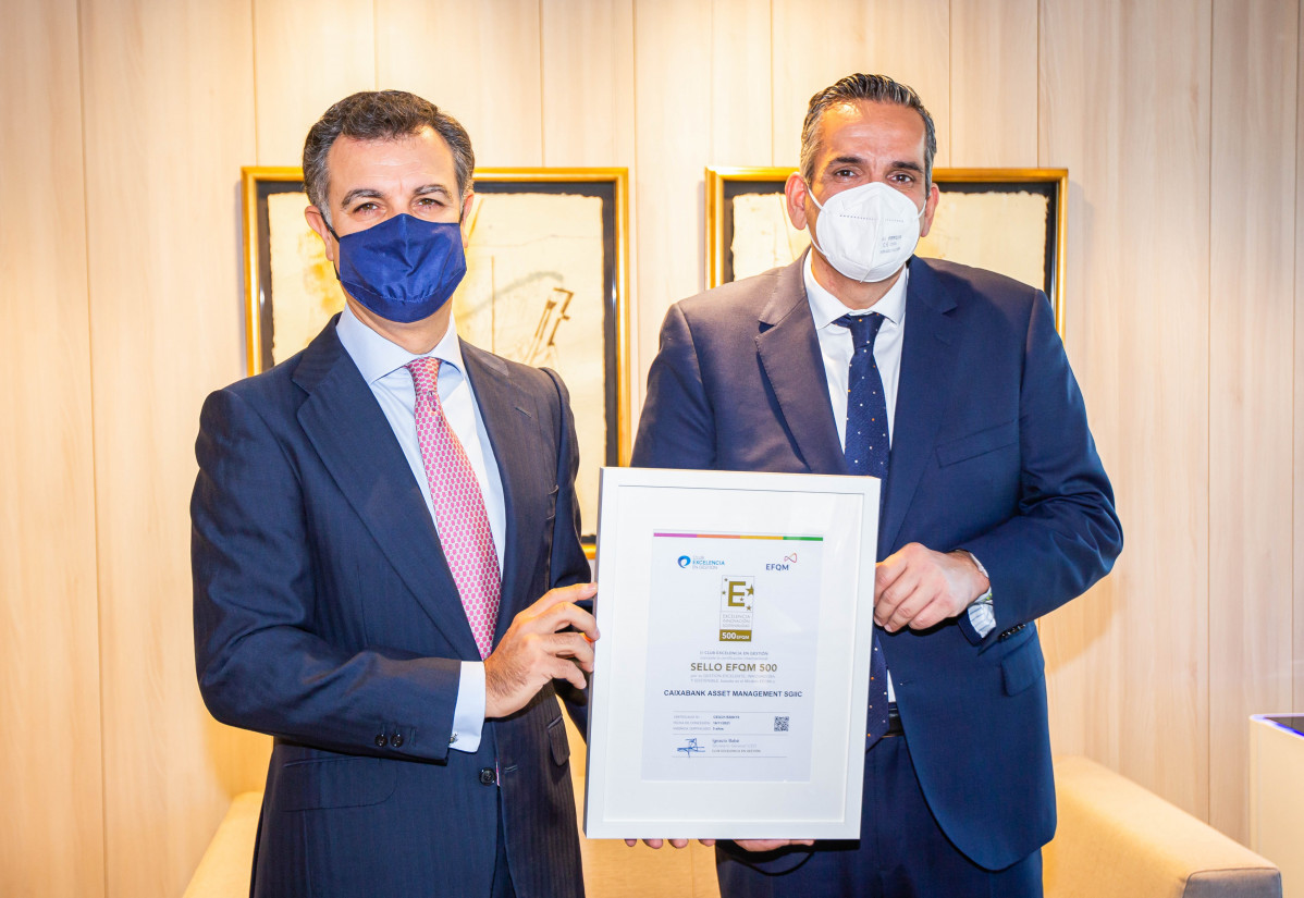 El director general de CaixaBank AM, Juan Bernal, recibe el ‘Sello EFQM 500’ de manos del director de Servicios EFQM del Club Excelencia en Gestión, Alfredo Millán.