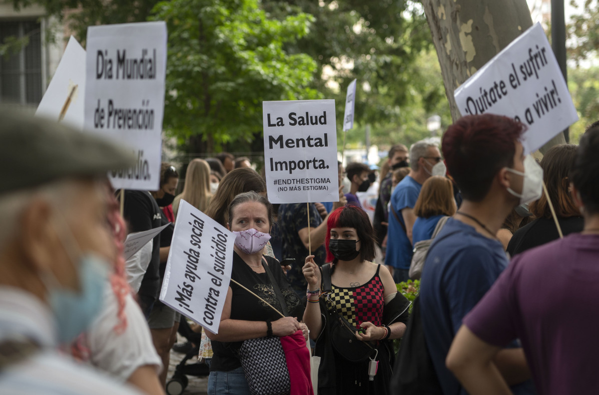 Una dona sosté una pancarta on es llegeix