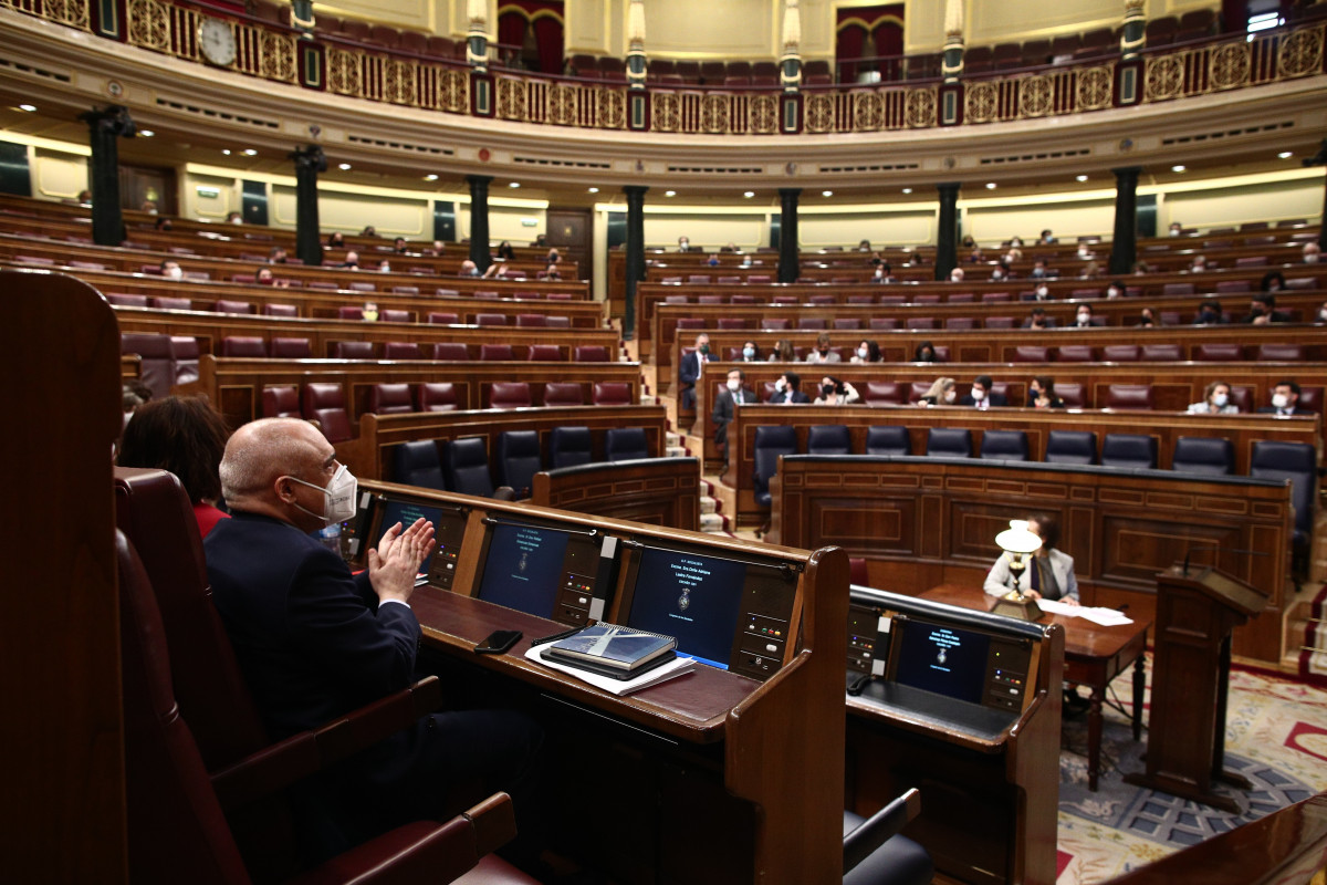 Arxiu - Imatge de diputats a l'hemicicle voten per l'elecció de membres del Consell d'Administració de la Corporació RTVE durant una sessió plenària celebrada al Congrés dels Diputats, a Madrid, (Espanya), el 25 de febrer de 2021.