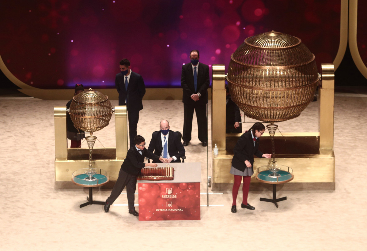 Arxiu - Dos dels nens de la residència de Sant Ildefons Salvador Constantin Roaan i Noura Akrouh canten algun dels premis durant la celebració del Sorteig Extraordinari de la Loteria de Nadal 2020 al Teatro Real de Madrid (Espanya), a 22 de