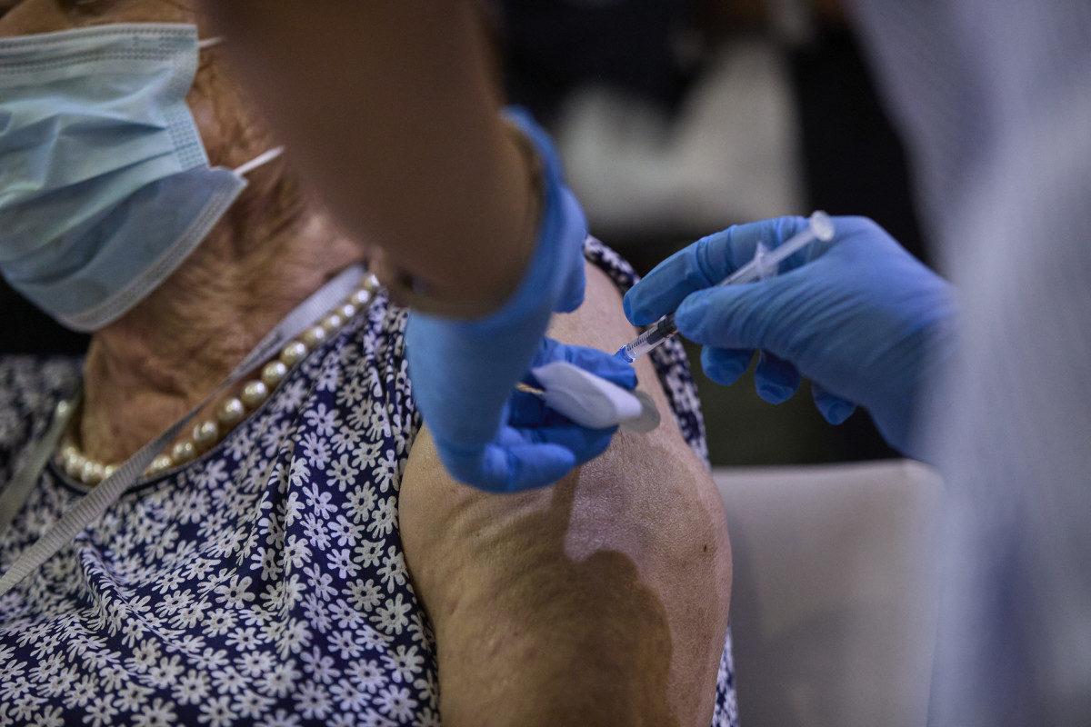 Arxiu - Foto recurs d'una sanitària vacunant una dona amb la tercera dosi del Covid-19, a la Residència de Majors Vista Alegre, a 22 de setembre de 2021, a Madrid, (Espanya)
