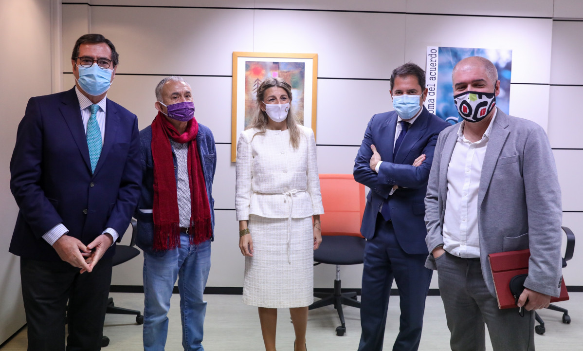 EuropaPress 3450498 i d president ceoe antonio garamendi lider ugt pepe alvarez ministra