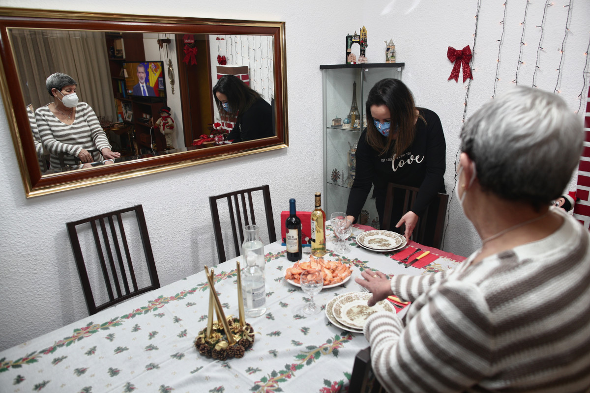 Arxiu - Una dona vídua i de risc, Carmina amb la seva filla Patricia preparen el sopar de Nit de Nadal durant la pandèmia a Móstoles (Madrid), a 24 de desembre de 2020. Els anys anteriors, aquesta família han passat els sopars de Nadal amb més parents , pe