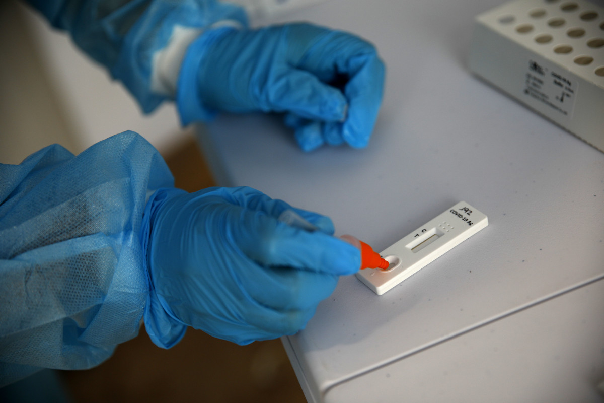 Arxiu - Un sanitari prepara un test d'antígens, foto de recurs