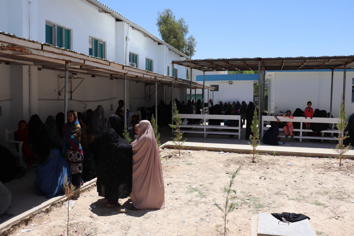 Arxiu - Arxiu - Dones afganesos esperant que els atenguin a l'hospital provincial de Boost, recolzat per MSF i situat a la província d'Helmand, al sud de l'Afganistan