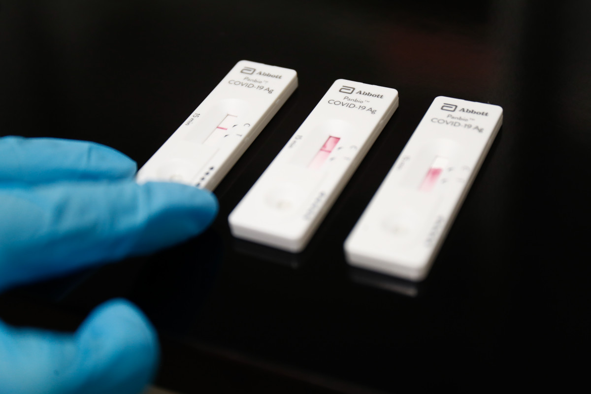 Arxiu - Una treballadora sanitària sosté un test d'antígens.