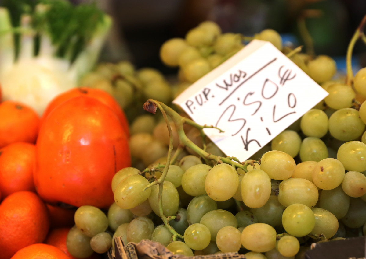 Raïms i caquis al Mercat de Sant Isidre, a 17 de desembre de 2021, a Madrid, (Espanya)