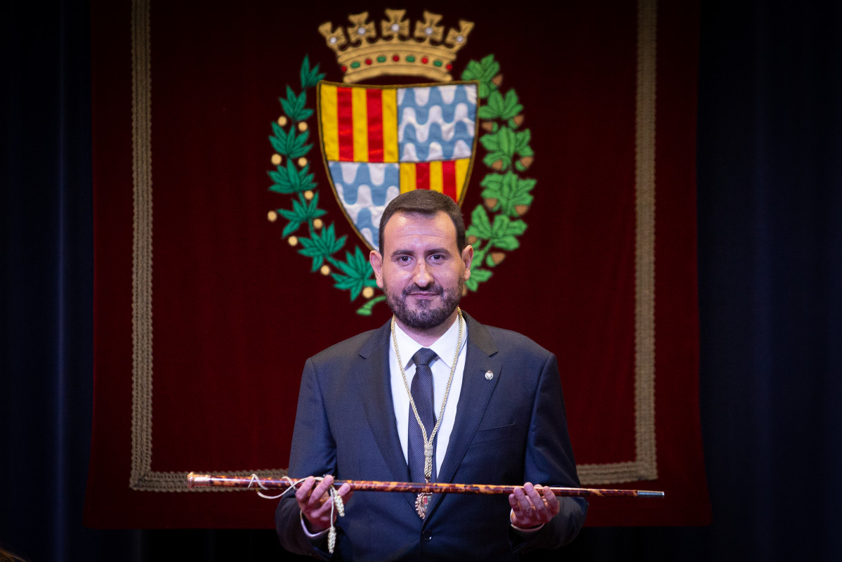 El nou alcalde de Badalona, Rubén Guijarro, posa amb la vara del càrrec, després de ser elegit alcalde en la moció de censura a l'anterior alcalde, a l'Ajuntament de Badalona, a 8 de novembre de 2021, a Badalona, Barcelona, Catalunya, ( Espanya). L'Ayunt