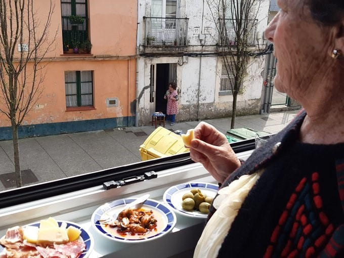 Arxiu - Un grup d'àvies queda a prendre l'aperitiu durant la quarantena des dels balcons
