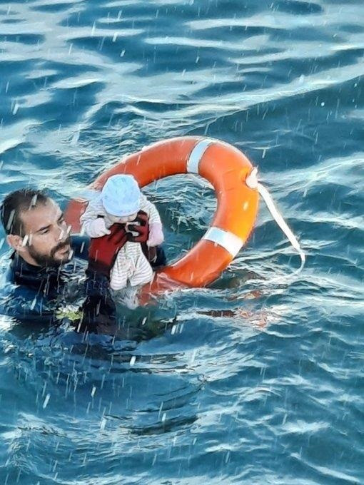 Arxiu - L'agent Juan Francisco rescata un nadó en aigües de Ceuta.
