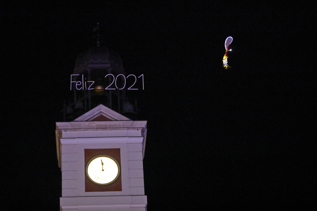 Arxiu - Un dron sobrevola la Porta del Sol durant les campanades de Cap d'Any, a Madrid (Espanya) a 31 de desembre de 2020. Aquesta Cap d'Any un dron va aconseguir colar-se a la Porta del Sol i burlar la seguretat del perímetre i va poder veure's durant l'emissi