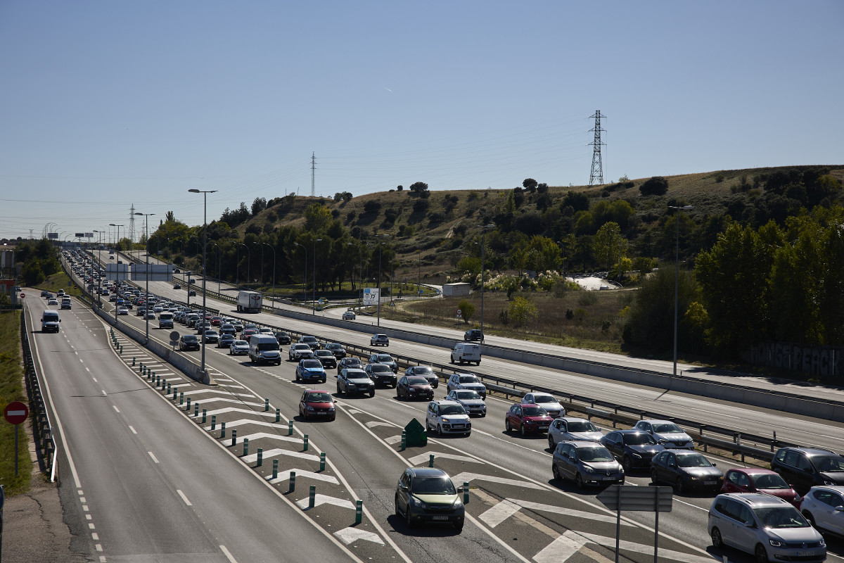 Arxiu - Un embús al km. 23 de l'autopista A-1, amb motiu de l'operació sortida del Pont del Pilar 2021, el primer gairebé sense restriccions a causa de la pandèmia del Covid-19, el 8 d'octubre del 2021, a Madrid (Espanya). Amb motiu de la festivid