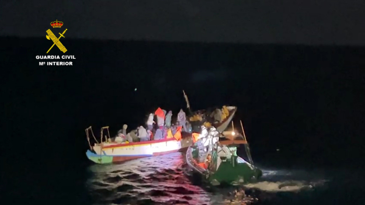 Rescat d'una piragua per part d'agents de la Guàrdia Civil