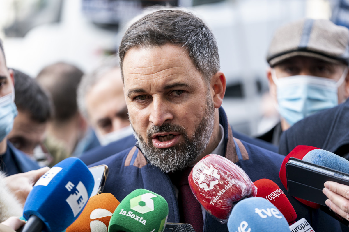 Arxiu - El líder de Vox, Santiago Abascal, ofereix declaracions als mitjans, en una concentració contra la reforma de la 'Llei Mordassa', davant de la Delegació del Govern, a 24 de novembre de 2021, a Madrid