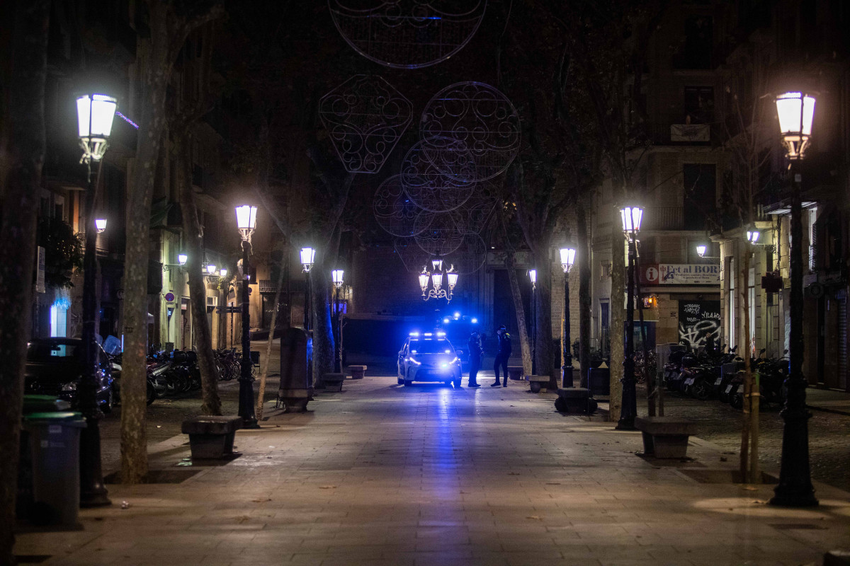 Un cèntric carrer barceloní buit després del toc de queda a la ciutat, el 24 de desembre de 2021, a Barcelona, Catalunya (Espanya). Avui es posa en vigor la mesura proposada pel Govern i avalada pel Tribunal Superior de Justícia de Cat