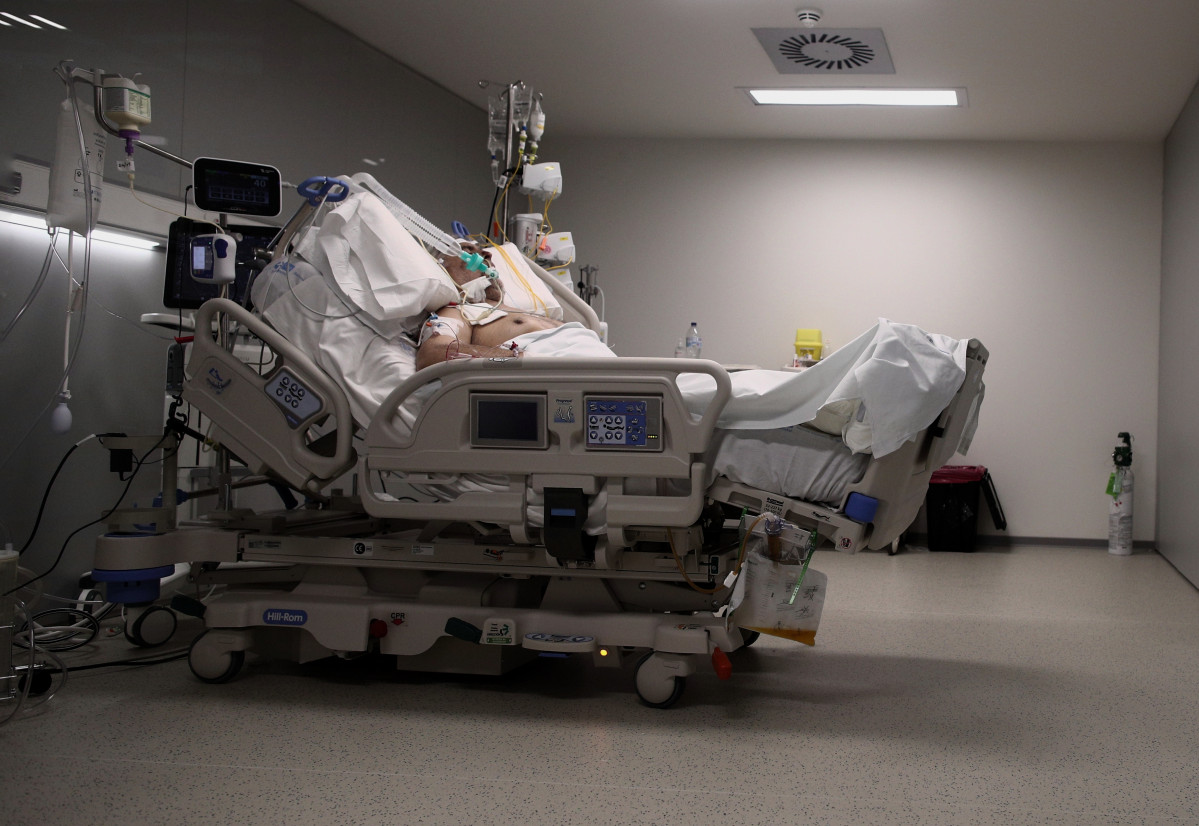 EP- Selecció fotos 2021: Un malalt en un llit de l'UCI de l'Hospital d'Emergències Isabel Zendal