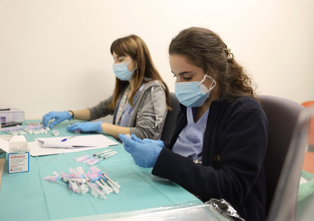 Dues infermeres preparen una vacuna contra el Covid-19, a l'Hospital Infanta Sofía, el 30 de desembre de 2021, a Sant Sebastià dels Reis, Madrid, (Espanya).