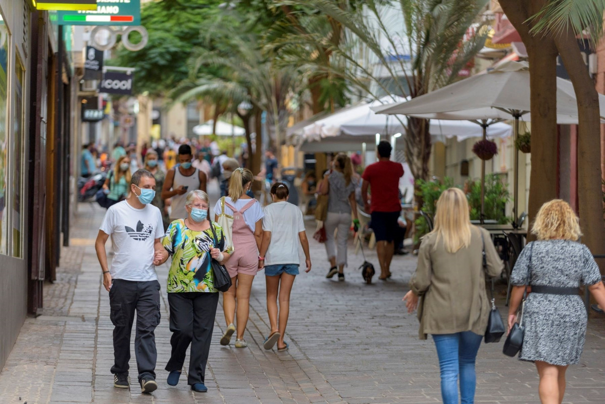 Arxiu - Gent amb mascareta passejant pel carrer Teobaldo Power, a Santa Cruz de Tenerife