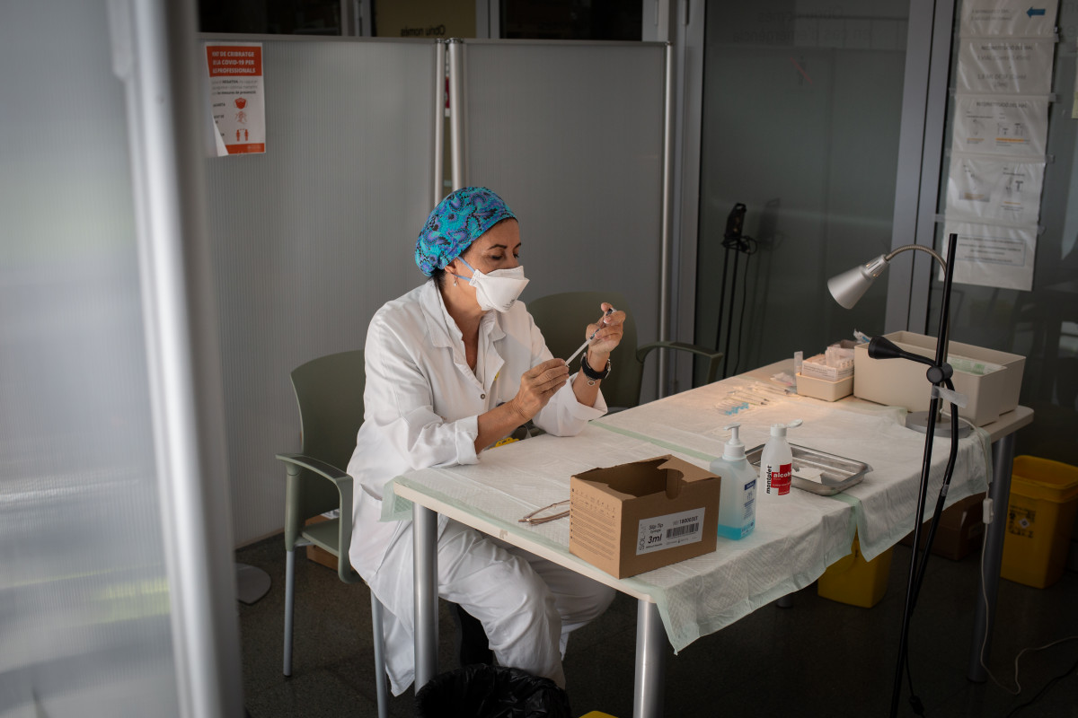 Arxiu - Una infermera prepara la vacuna Pfizer-BioNtech contra el Covid-19 abans d'administrar-la a un professional sanitari a l'Hospital de Santa Creu i Sant Pau de Barcelona